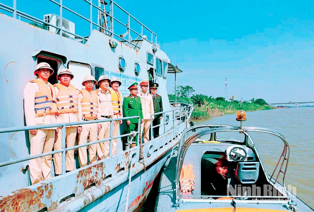 Lãnh đạo Công an tỉnh kiểm tra công tác bảo đảm ATGT đường thuỷ trên tuyến sông Hồng qua địa bàn tỉnh.