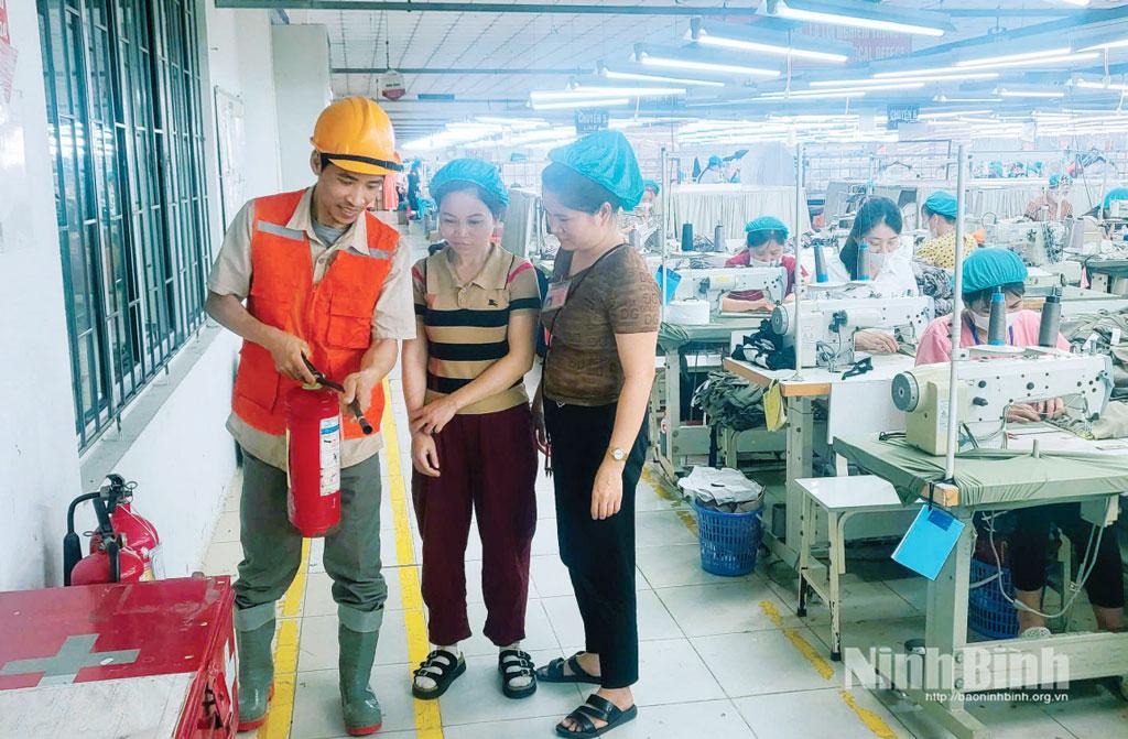 Đội Phòng cháy, chữa cháy của Công ty Seyang Corporation Việt Nam (CCN Nhật Tân, phường Kim Thanh) hướng dẫn công nhân lao động biện pháp chữa cháy tại khu vực sản xuất.