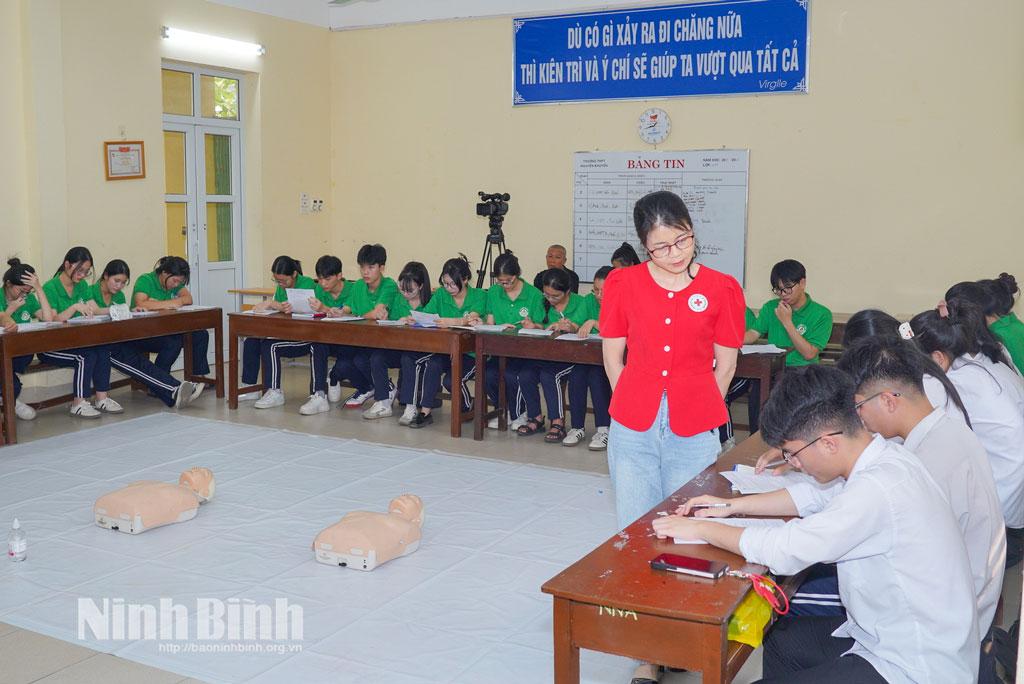 Học sinh Trường THPT B Nguyễn Khuyến (phường Nam Định) làm bài kiểm tra đánh giá đầu vào tại lớp tập huấn.