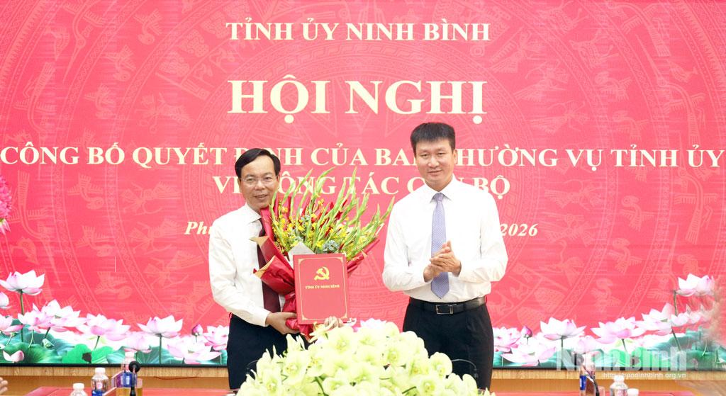 Đồng chí Trần Huy Tuấn, Ủy viên Trung ương Đảng, Bí thư Tỉnh ủy trao Quyết định và tặng hoa chúc mừng đồng chí Lê Minh Đức, Tỉnh ủy viên, Bí thư Đảng ủy phường Lê Hồ.