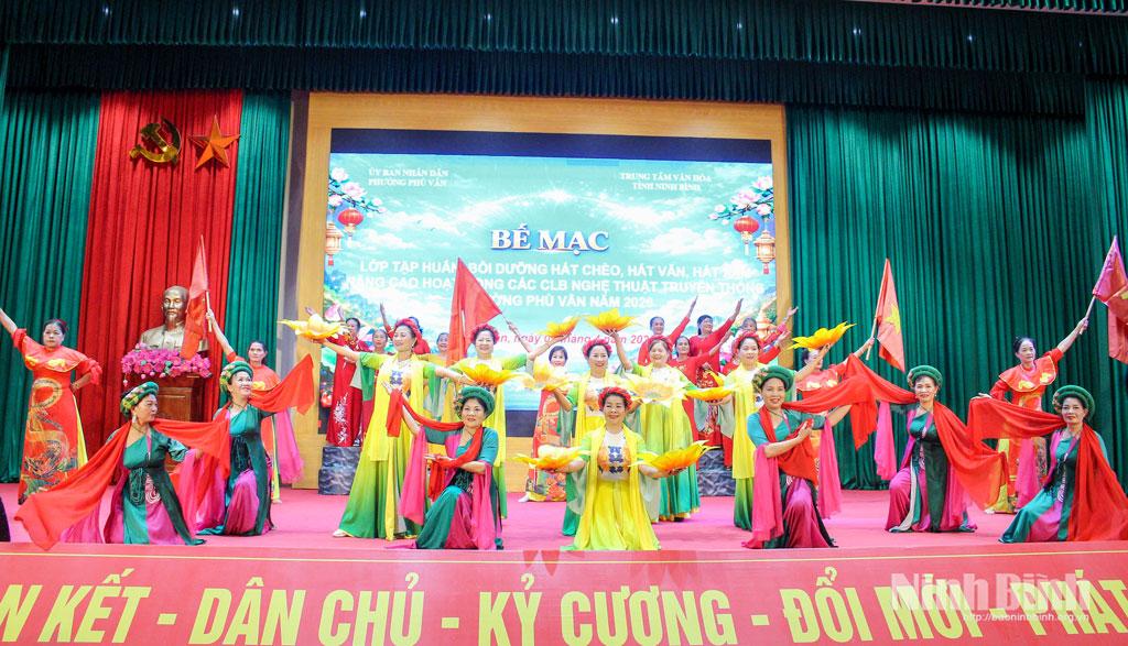 Tiết mục hát chèo Lời ca mừng Đảng, mừng Xuân do các học viên lớp tập huấn thể hiện.