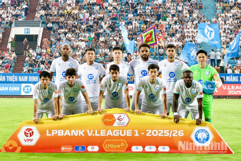 Đội hình xuất phát của đội chủ nhà Thép Xanh Nam Định.