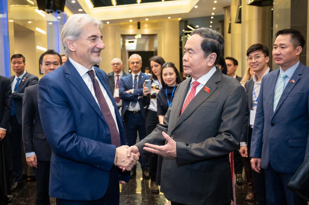 Chủ tịch Quốc hội Trần Thanh Mẫn và Quốc vụ khanh vùng Lombardy Raffaele Cattaneo.