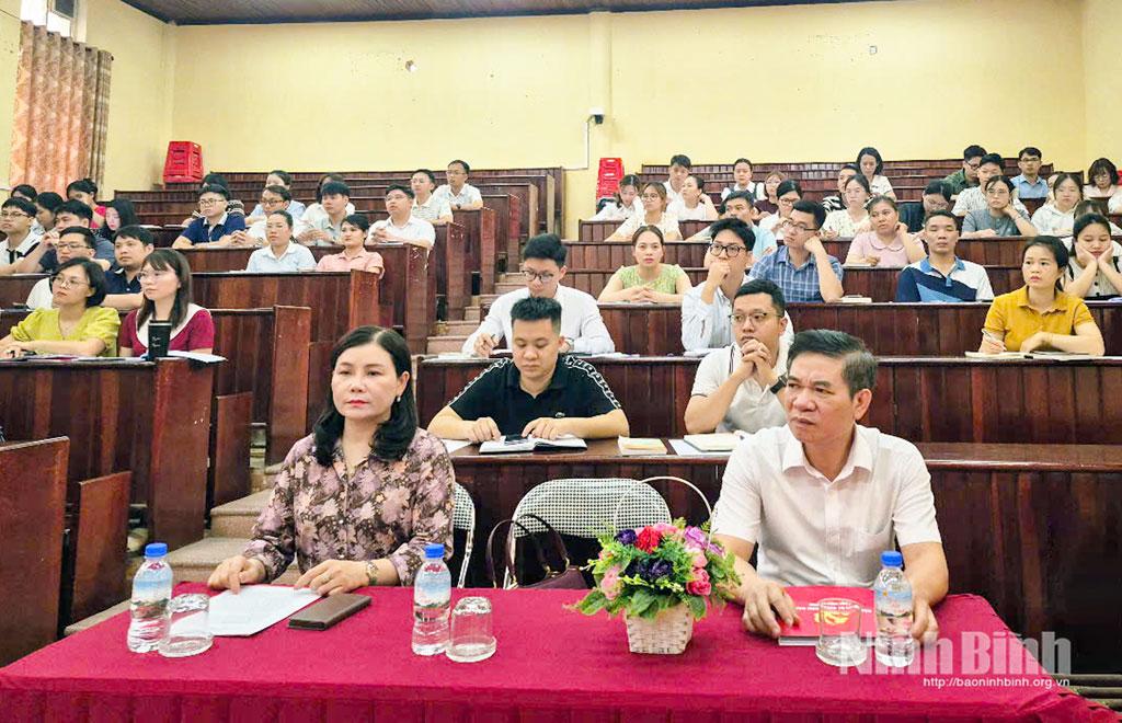 Quang cảnh lớp bồi dưỡng chính trị dành cho đảng viên mới.