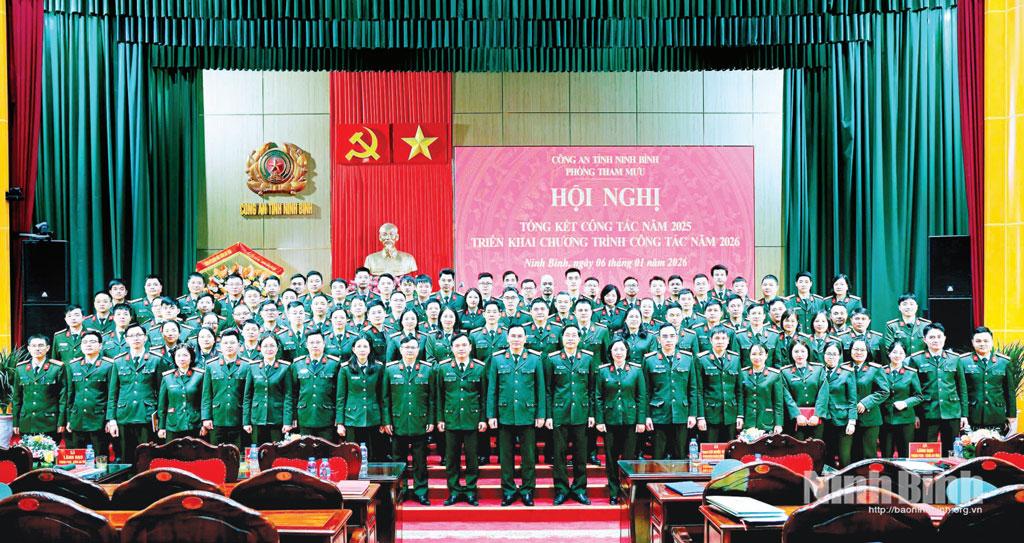 Đồng chí Thượng tá Cù Quốc Thắng, Ủy viên Ban Thường vụ Tỉnh ủy, Bí thư Đảng ủy, Giám đốc Công an tỉnh chụp ảnh lưu niệm cùng các đồng chí lãnh đạo, chỉ huy và cán bộ, chiến sĩ tại Hội nghị tổng kết công tác năm 2025, triển khai chương trình công tác năm 2026 của Phòng Tham mưu. Ảnh: CTV