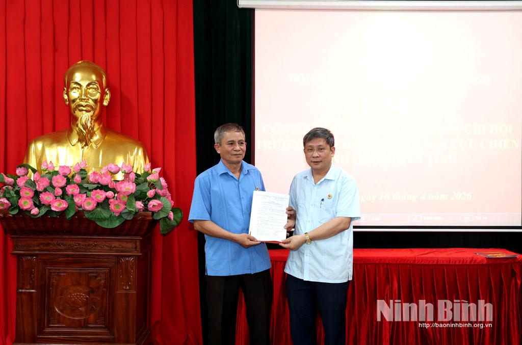 Đồng chí Phạm Minh Tuấn, Tỉnh ủy viên, Phó Trưởng Ban Tổ chức Tỉnh ủy, Chủ tịch Hội CCB các cơ quan Đảng tỉnh trao Quyết định chỉ định Chi hội trưởng Chi hội CCB Ủy ban MTTQ Việt Nam tỉnh nhiệm kỳ 2025-2030.