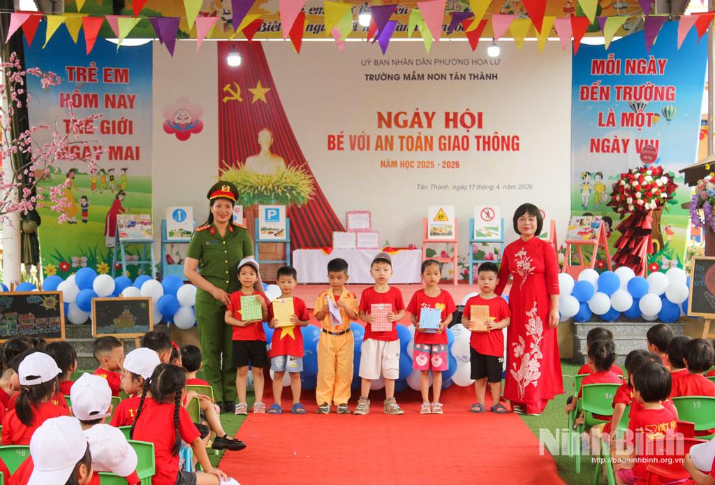 Lãnh đạo Trường Mầm non Tân Thành và đại diện Công an phường Hoa Lư trao quà cho các bé trả lời đúng phần thi tìm hiểu kiến thức về an toàn giao thông.