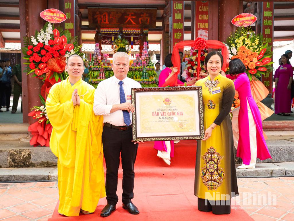 Lãnh đạo Sở Văn hóa và Thể thao tỉnh trao Bằng công nhận Bảo vật Quốc gia Bia đá chùa Nghĩa Xá cho lãnh đạo địa phương và đại diện chùa Viên Quang.