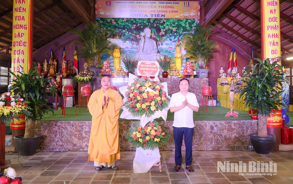 Lãnh đạo xã Thanh Lâm tặng hoa chúc mừng Chùa Tiên ngày khai hội.