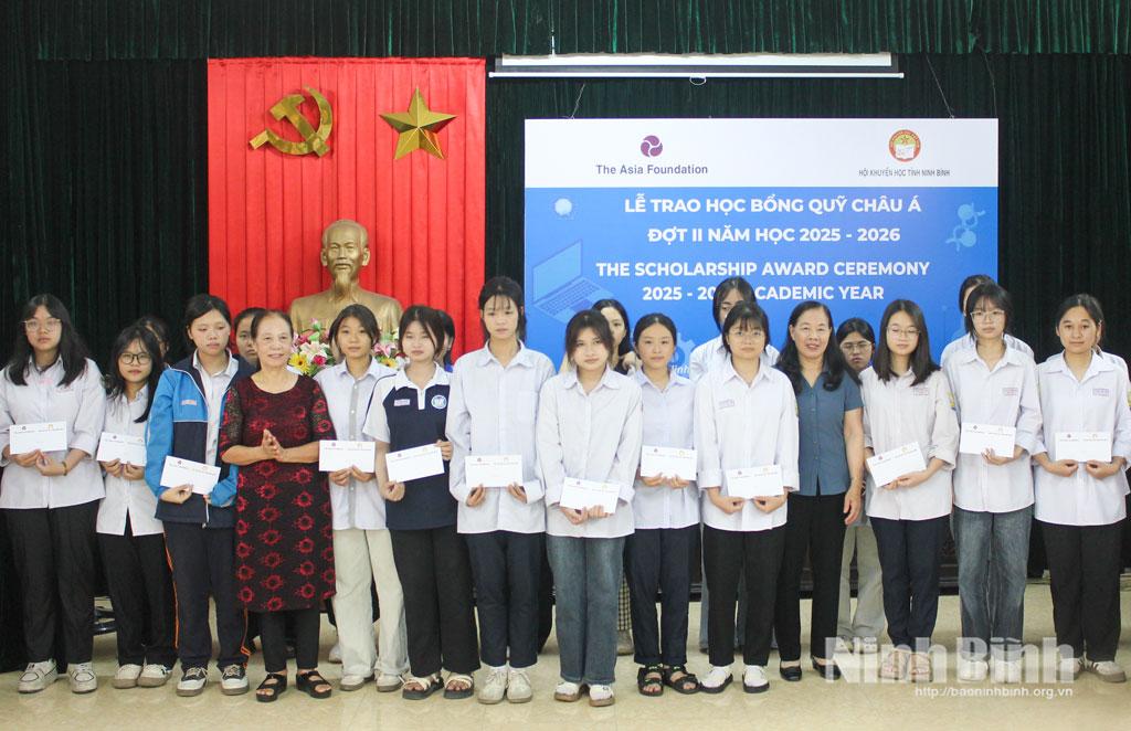 Lãnh đạo Hội Khuyến học tỉnh trao học bổng Quỹ châu Á cho các nữ sinh vượt khó, hiếu học.