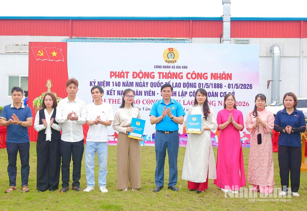 Đồng chí Nguyễn Hải Long, Tỉnh ủy viên, Phó Chủ tịch Ủy ban MTTQ Việt Nam tỉnh, Chủ tịch Liên đoàn Lao động tỉnh trao quyết định thành lập 2 công đoàn cơ sở.