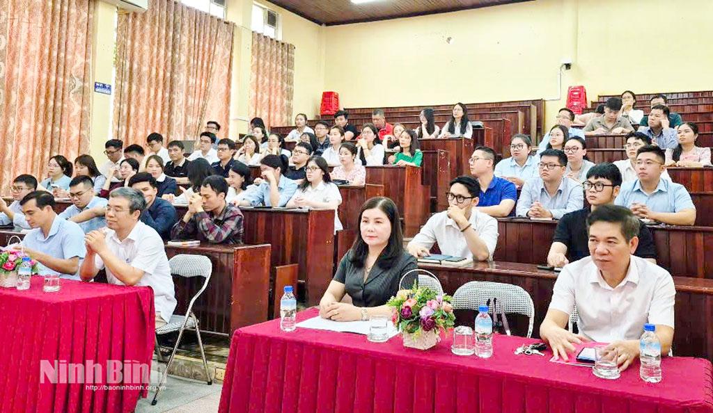 Quang cảnh lớp bồi dưỡng nhận thức về Đảng.