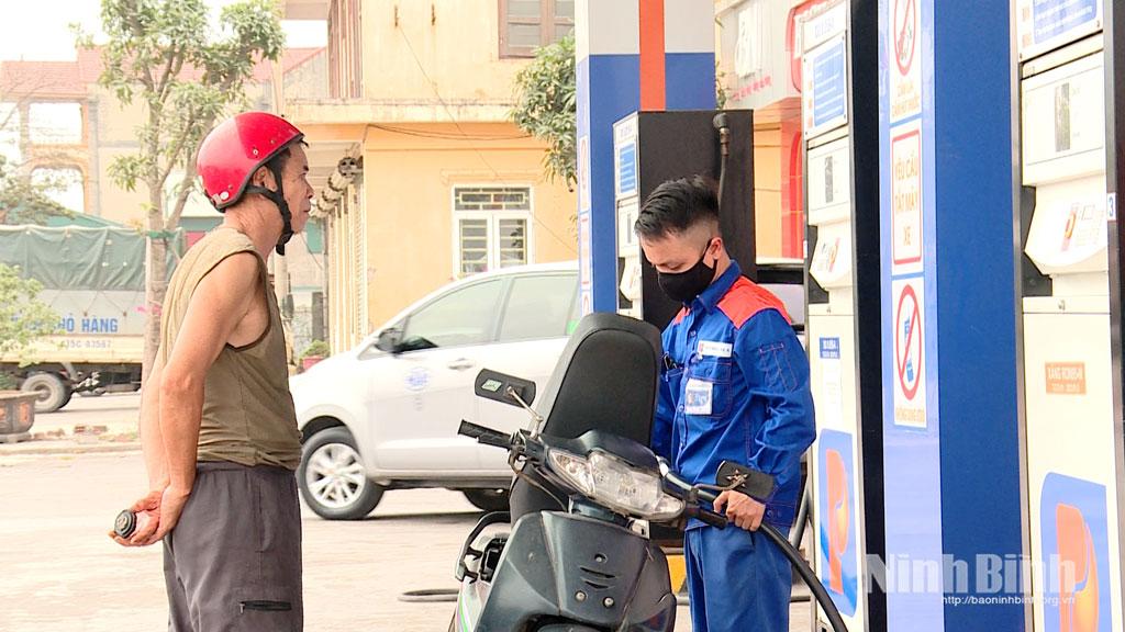 Người tiêu dùng mua xăng tại cửa hàng xăng dầu Petrolimex Ninh Bình (phường Tây Hoa Lư).