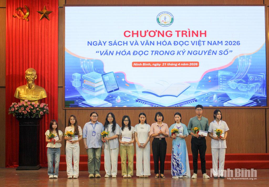 Lãnh đạo Trường Đại học Điều dưỡng Nam Định trao thưởng cho các đội có thành tích xuất sắc trong cuộc thi "Tạo Podcast về sách".