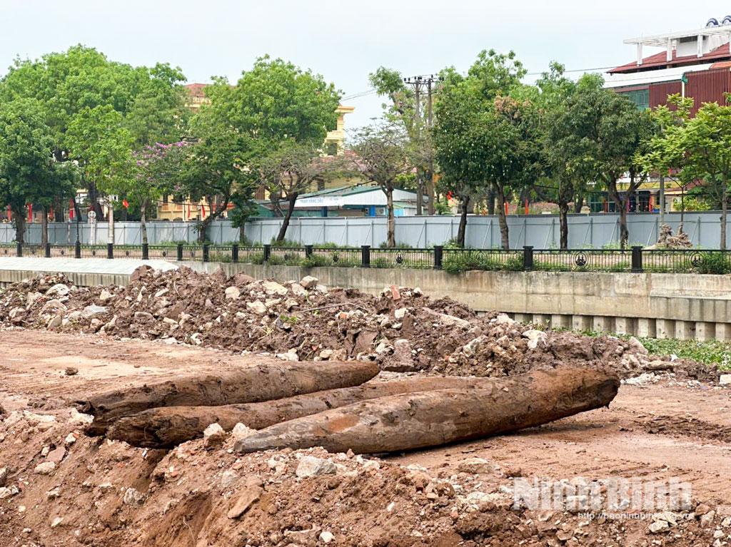 Ba cọc gỗ sau khi được đưa khỏi lòng sông.