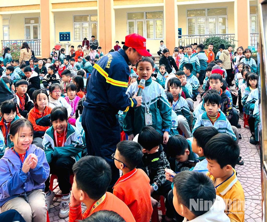 Cán bộ Phòng Cảnh sát phòng cháy, chữa cháy và cứu nạn, cứu hộ (Công an tỉnh) trao đổi, hướng dẫn học sinh kỹ năng phòng cháy, chữa cháy tại Trường Tiểu học Đồng Văn (phường Đồng Văn).