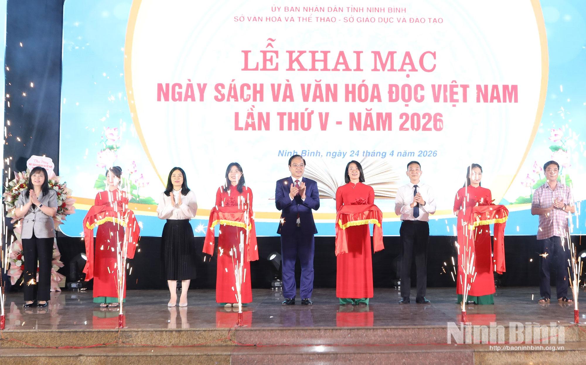 Đồng chí Đặng Thanh Sơn, Ủy viên Ban Thường vụ Tỉnh ủy, Phó Chủ tịch UBND tỉnh và các đại biểu cắt băng khai mạc Ngày Sách và Văn hoá đọc Việt Nam lần thứ V-năm 2026.