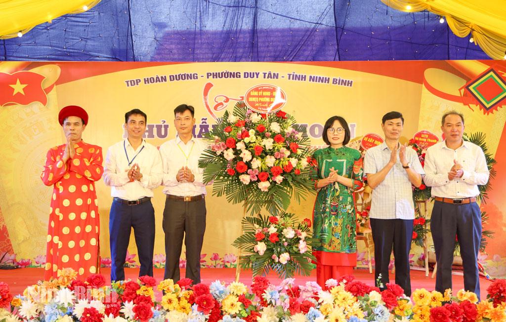 Lãnh đạo phường Duy Tân tặng hoa chúc mừng lễ hội.