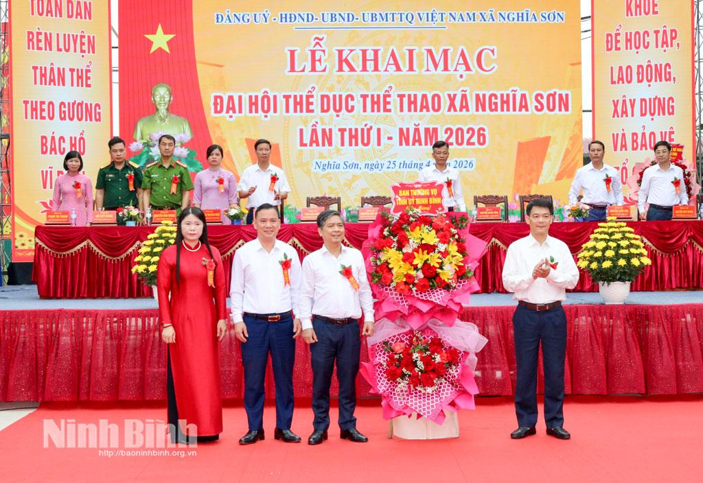 Đồng chí Nguyễn Đức Toàn, Ủy viên Ban Thường vụ Tỉnh ủy, Trưởng Ban Tuyên giáo và Dân vận Tỉnh ủy tặng hoa chúc mừng Ban tổ chức Đại hội. Ảnh: Khánh Dũng