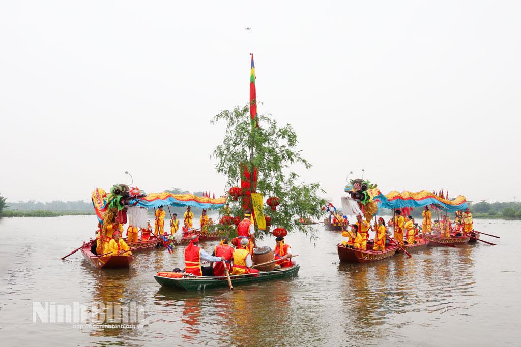 Nghi thức rước nước trên sông Hoàng Long về Đền thờ Vua Đinh Tiên Hoàng.