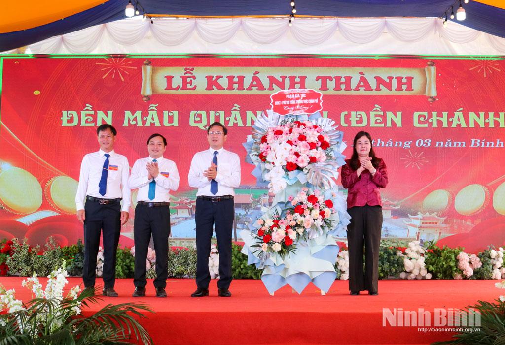 Thừa ủy quyền của đồng chí Phó Thủ tướng Thường trực Chính phủ Phạm Gia Túc, đồng chí Hà Lan Anh, Tỉnh ủy viên, Phó Chủ tịch UBND tỉnh tặng Đảng uỷ, HĐND, UBND xã Hải Anh lẵng hoa chúc mừng.