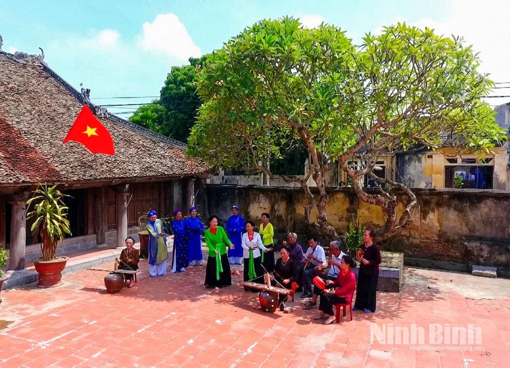 Nghệ nhân ưu tú Phạm Thị Huệ cùng các thành viên CLB hát trống quân thôn Lau Chảy trình diễn hát trống quân.