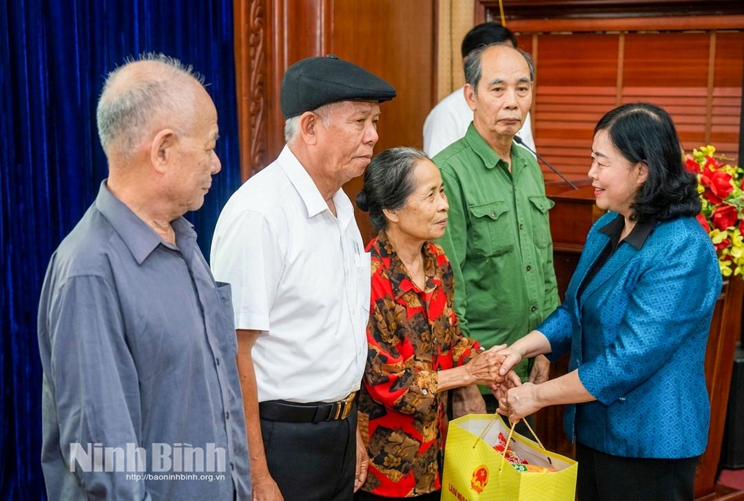Đồng chí Bùi Thị Minh Hoài, Ủy viên Bộ Chính trị, Bí thư Trung ương Đảng, Chủ tịch Ủy ban Trung ương MTTQ Việt Nam trao tặng quà cho các hộ có hoàn cảnh khó khăn trên địa bàn tỉnh Ninh Bình.