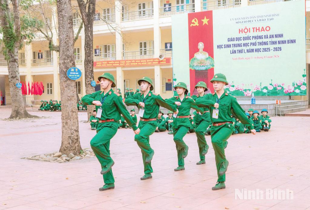 Thí sinh dự thi hạng mục Điều lệnh đội ngũ Tiểu đội tại Hội thao Giáo dục QP&AN học sinh THPT tỉnh Ninh Bình lần thứ I, năm học 2025-2026.