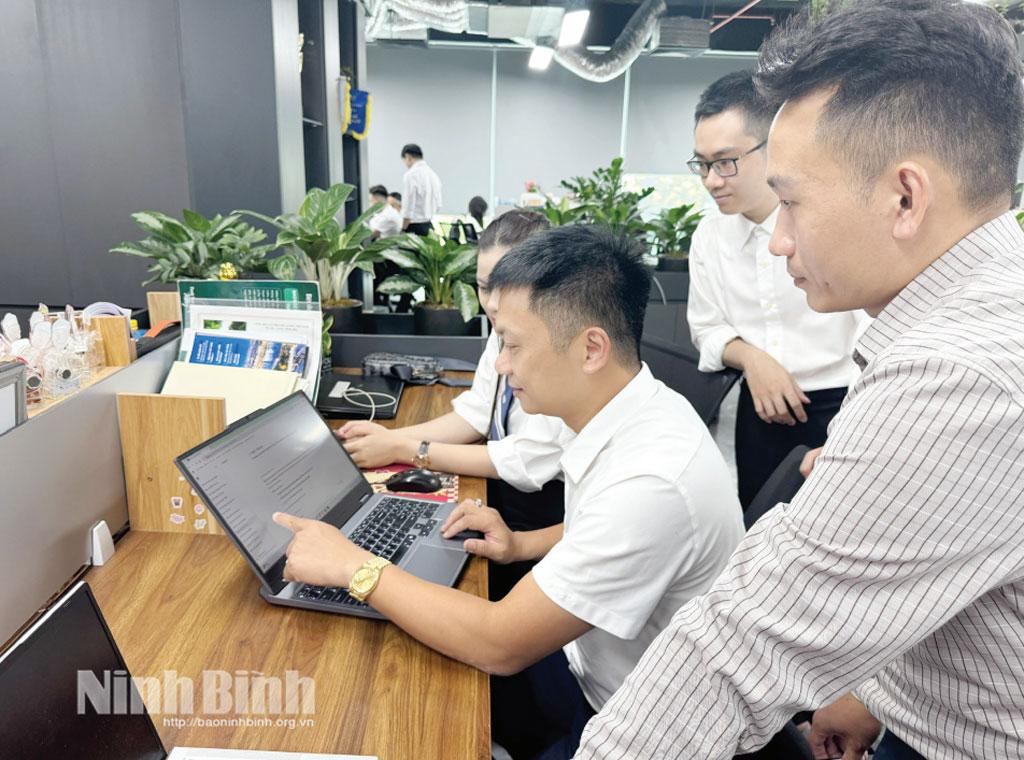 Hội viên Hội Doanh nhân trẻ sử dụng nền tảng số trong xúc tiến thương mại.