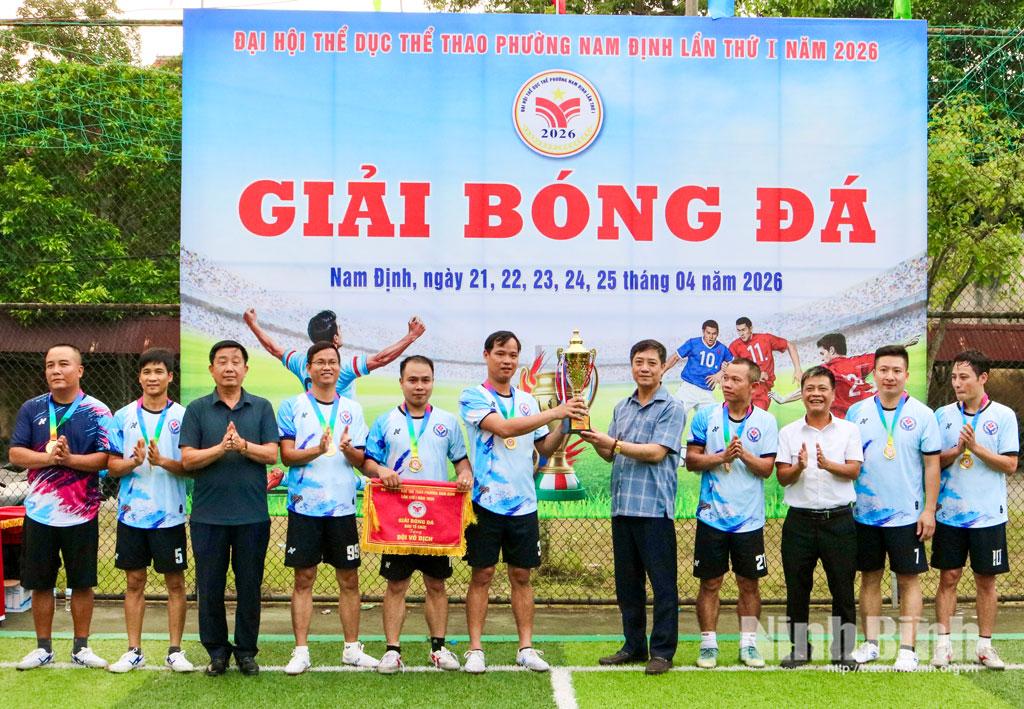 Ban Tổ chức trao Cúp vô địch cho đội bóng Trạm Y tế phường Nam Định.