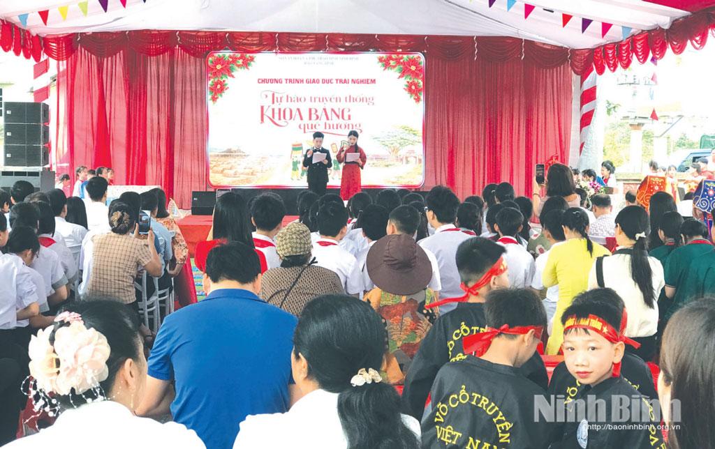 Bảo tàng tỉnh Ninh Bình phối hợp với xã Nam Hồng tổ chức chương trình giáo dục truyền thống cho học sinh trên địa bàn với chủ đề “Tự hào truyền thống khoa bảng quê hương”.