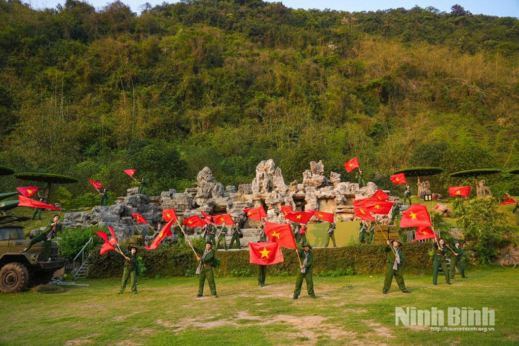 Các tiết mục nghệ thuật diễn ra trong không gian của Khu Du lịch sinh thái Thung Nham.