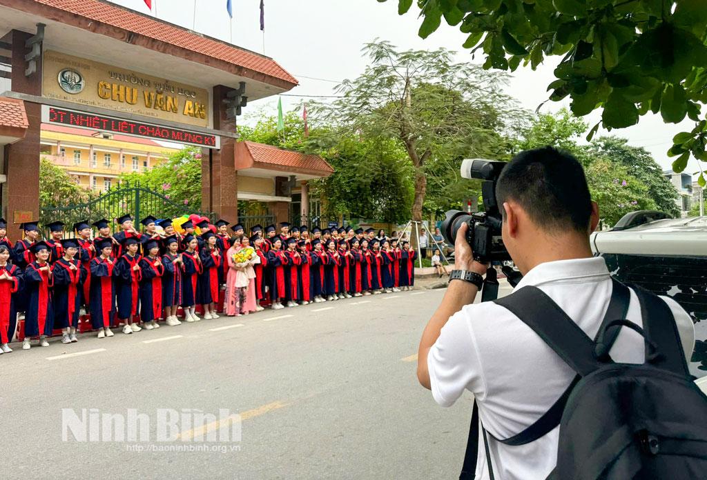 Nhiều thợ ảnh tất bật “chạy sô” mùa kỷ yếu.