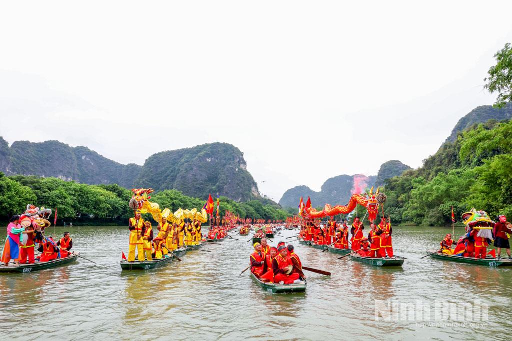Nghi lễ rước rồng trên sông Sào Khê.