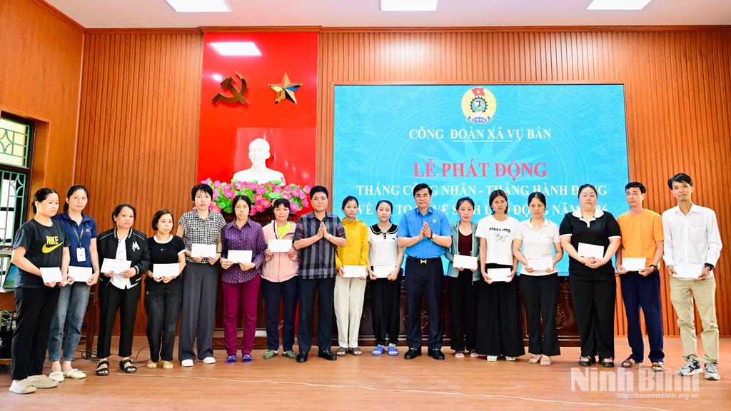 Lãnh đạo LĐLĐ tỉnh và lãnh đạo xã Vụ Bản trao quà của LĐLĐ tỉnh cho đoàn viên, người lao động có hoàn cảnh khó khăn.