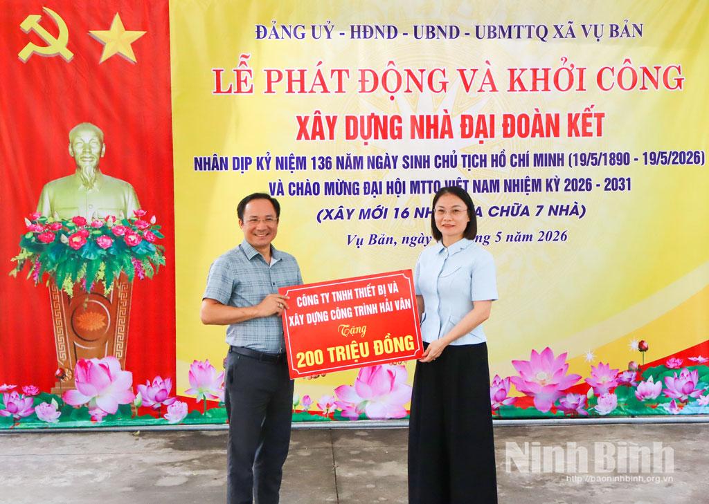 Đại diện doanh nghiệp trao tặng kinh phí hỗ trợ xây dựng nhà "Đại đoàn kết" cho lãnh đạo Uỷ ban MTTQ Việt Nam xã Vụ Bản.