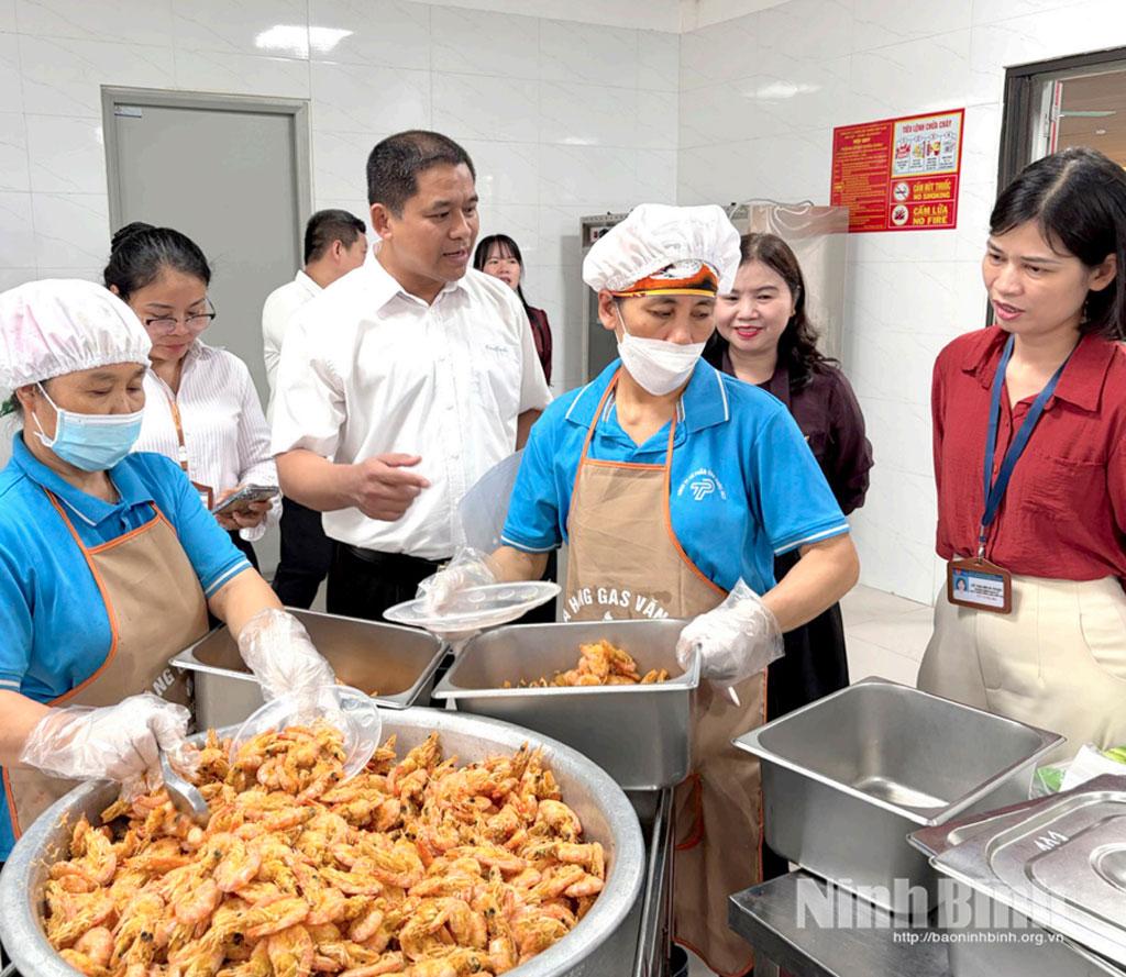 Đoàn kiểm tra liên ngành về ATTP số 2 của tỉnh kiểm tra bếp ăn tập thể tại Trường Tiểu học Nam Thành, phường Hoa Lư.
