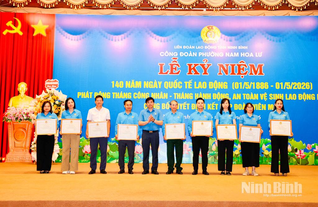 Đồng chí Nguyễn Hải Long, Tỉnh ủy viên, Phó Chủ tịch Ủy ban MTTQ Việt Nam tỉnh, Chủ tịch LĐLĐ tỉnh trao Bằng khen của LĐLĐ tỉnh cho các Công đoàn cơ sở có thành tích xuất sắc.