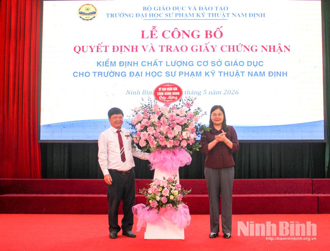 Đồng chí Phó Chủ tịch UBND tỉnh Hà Lan Anh tặng hoa chúc mừng Trường Đại học Sư phạm Kỹ thuật Nam Định.
