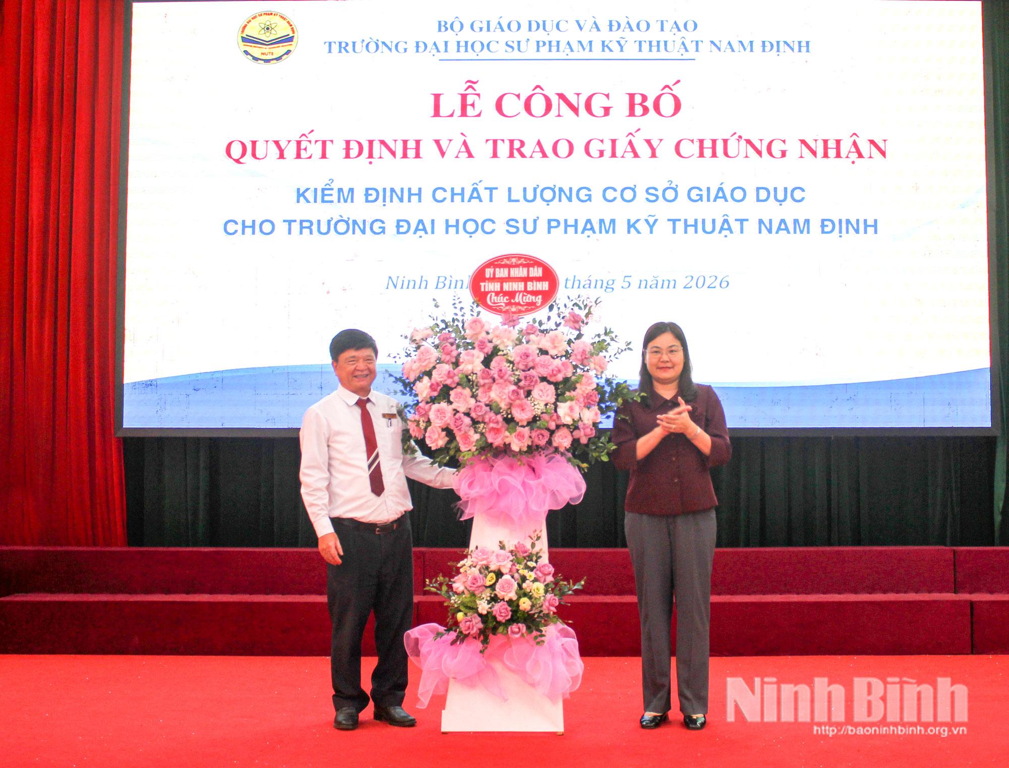 Đồng chí Phó Chủ tịch UBND tỉnh Hà Lan Anh tặng hoa chúc mừng Trường Đại học Sư phạm Kỹ thuật Nam Định.