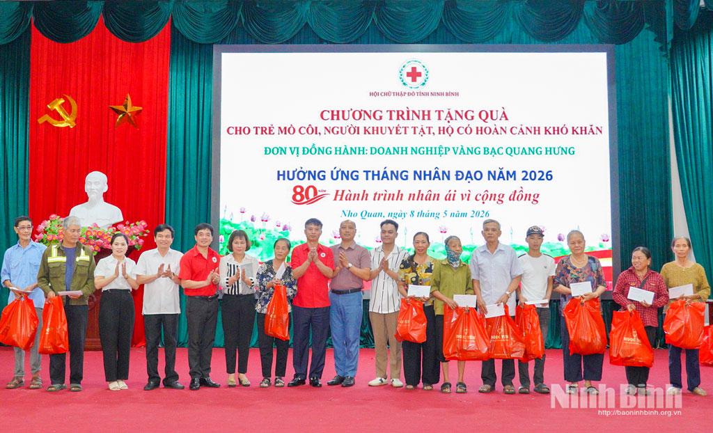 Đại diện Hội Chữ thập đỏ tỉnh và nhà hảo tâm trao quà cho trẻ mồ côi, người khuyết tật, hộ có hoàn cảnh khó khăn của xã Nho Quan.