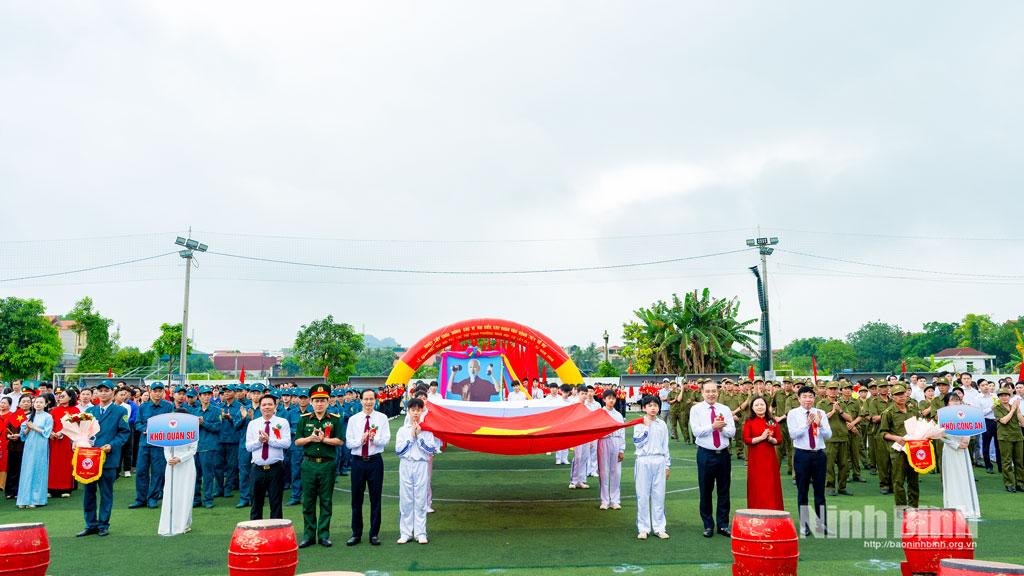 Ban Tổ chức trao hoa và cờ lưu niệm cho các đoàn vận động viên tham gia Đại hội TDTT phường Nam Hoa Lư lần thứ I, năm 2026.