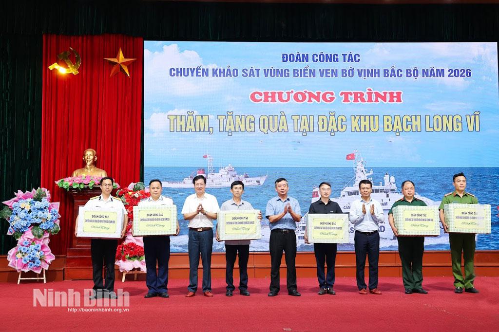 Đoàn công tác tặng quà các cơ quan dân chính đảng, đơn vị lực lượng vũ trang đóng quân trên Đặc khu Bạch Long Vĩ.