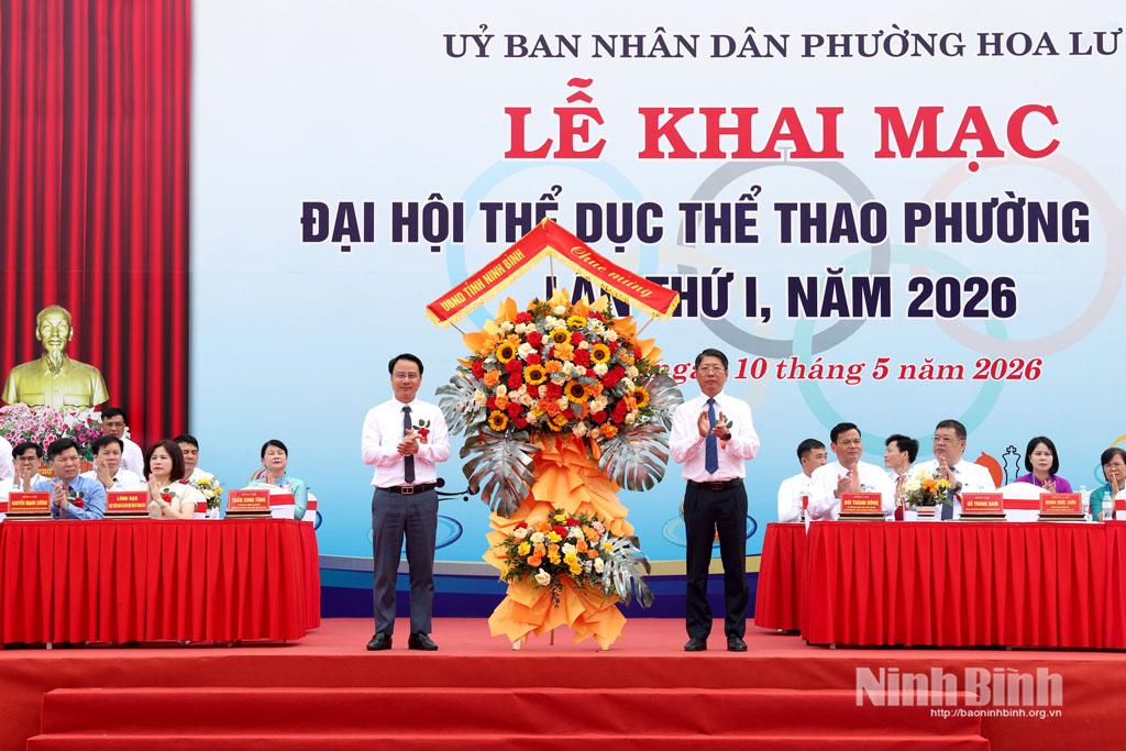 Đồng chí Trần Song Tùng, Ủy viên Ban Thường vụ Tỉnh ủy, Phó Chủ tịch Thường trực UBND tỉnh tặng hoa chúc mừng Đại hội. Ảnh: Minh Quang