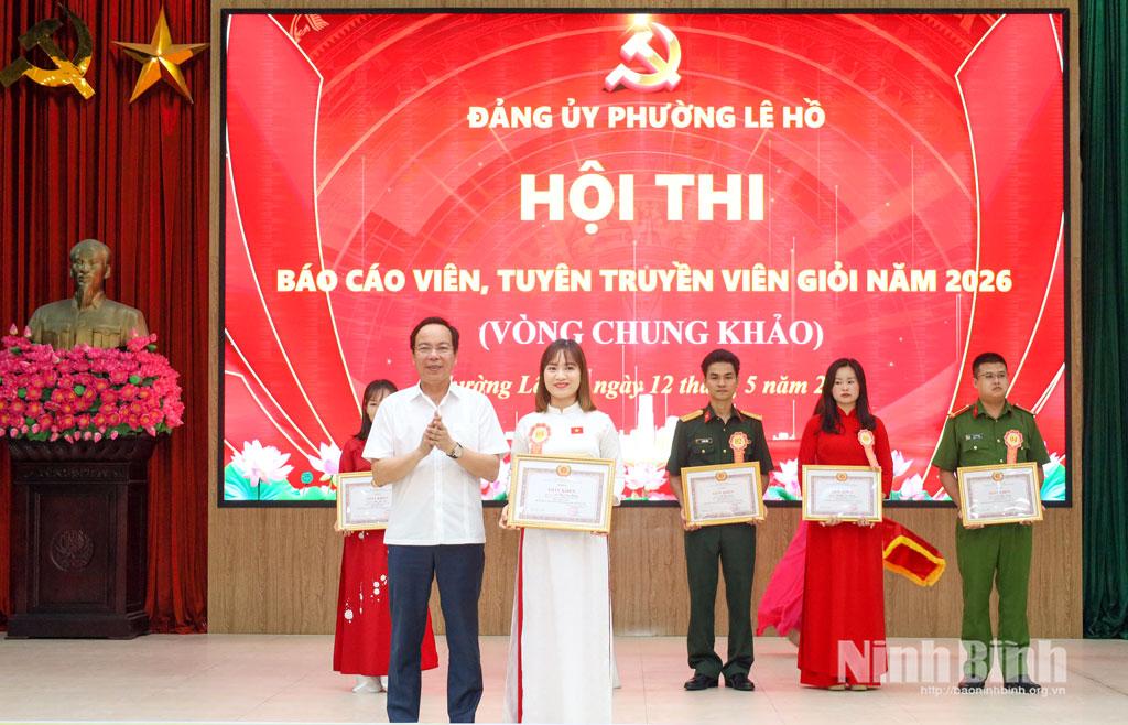 Đồng chí Lê Minh Đức, Tỉnh ủy viên, Bí thư Đảng ủy phường Lê Hồ trao giải Nhất cho thí sinh tại hội thi.