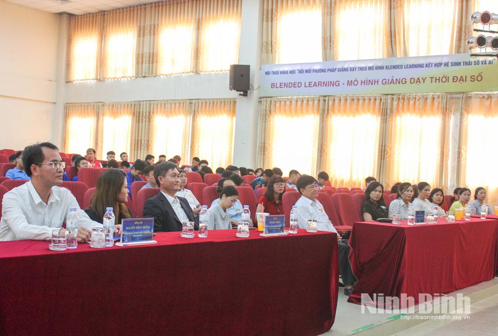 Các đại biểu dự Hội thảo.