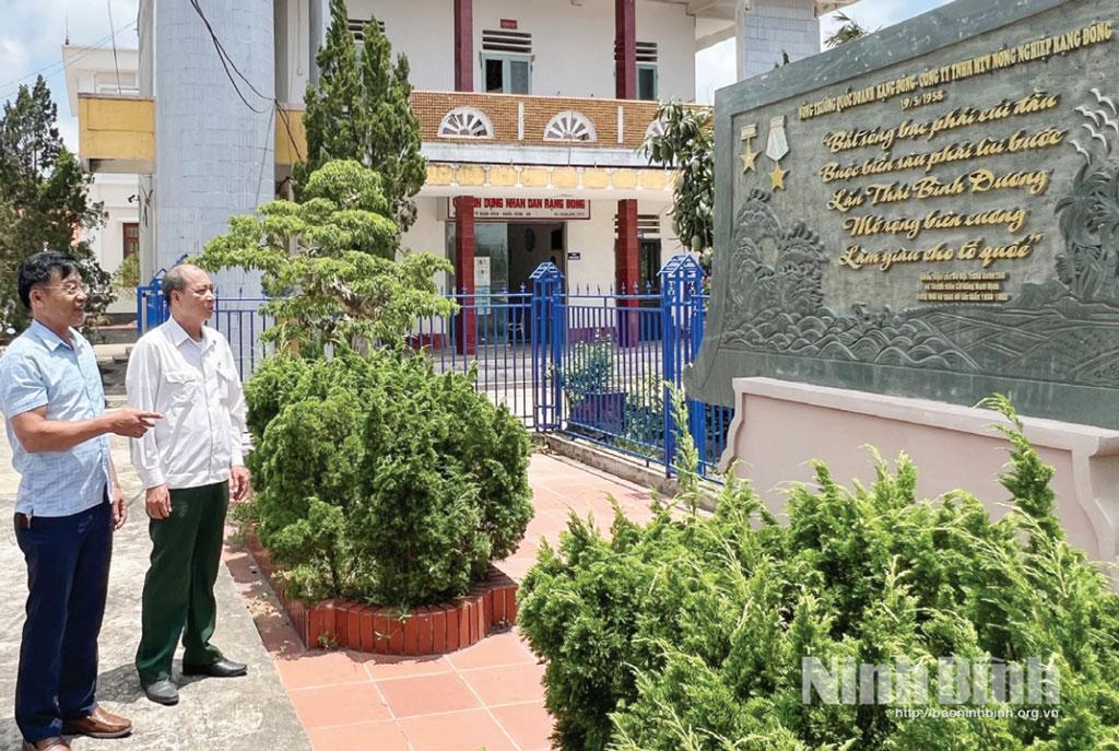 Tấm bia khắc ghi khẩu hiệu của lực lượng quai đê lấn biển đặt tại trung tâm xã Rạng Đông hôm nay.