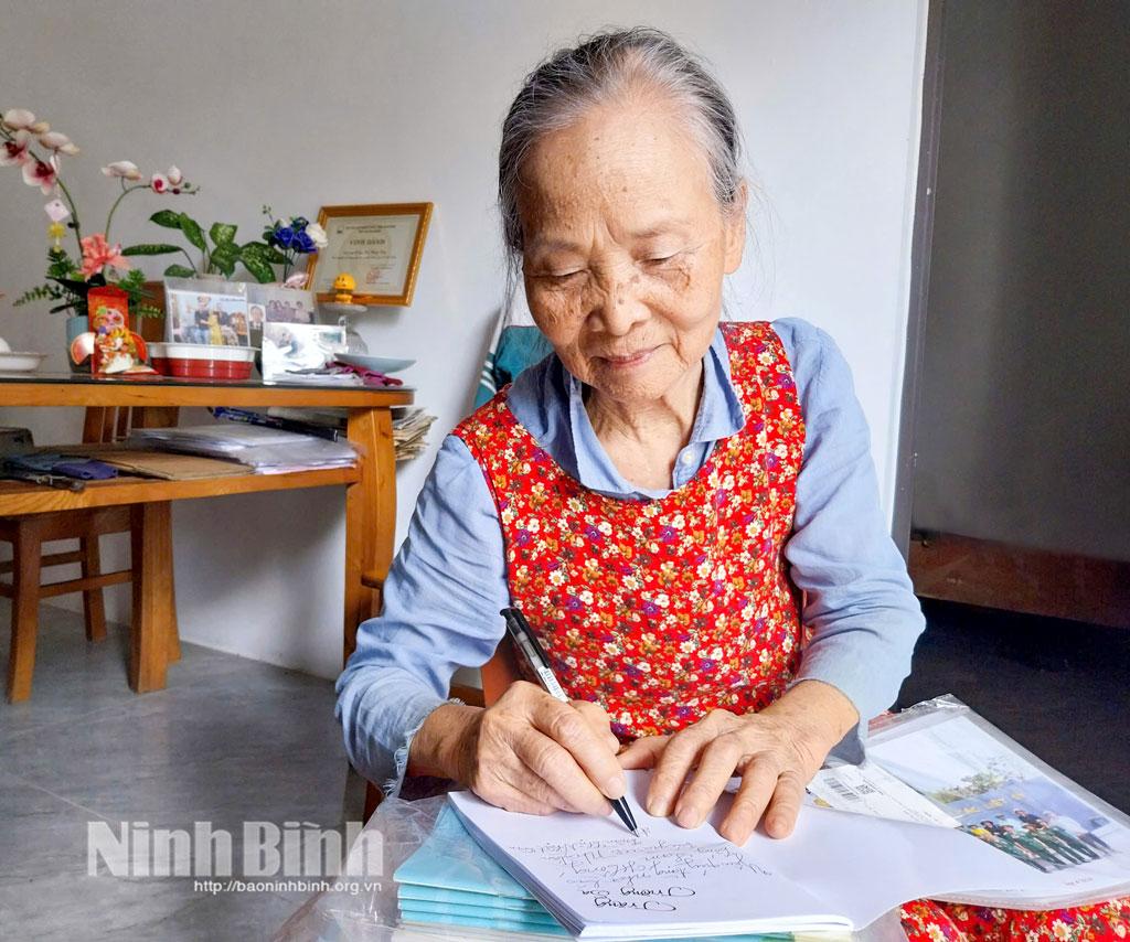 Nhà văn Trần Thị Nhật Tân ký tặng sách cho độc giả.