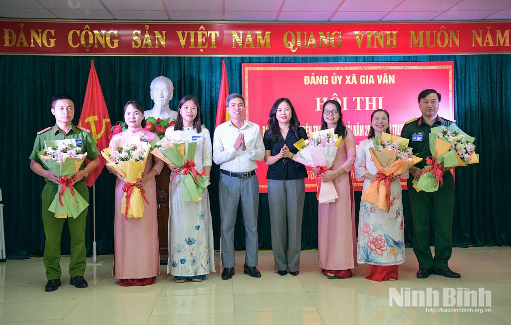Đồng chí Nguyễn Thị Hồng Hạnh, Tỉnh ủy viên, Bí thư Đảng ủy xã Gia Vân; lãnh đạo Ban Tuyên giáo và Dân vận Tỉnh ủy tặng hoa chúc mừng các thí sinh tham gia vòng chung khảo. Ảnh: Trường Giang