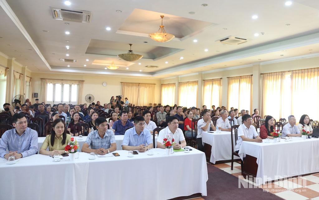 Các đại biểu, các học viên dự khai giảng lớp bồi dưỡng.